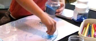 Die Kinder gestalten am Glasfusing kinderkurs ihre eigenen Glasobjekte zum verschenken und behalten